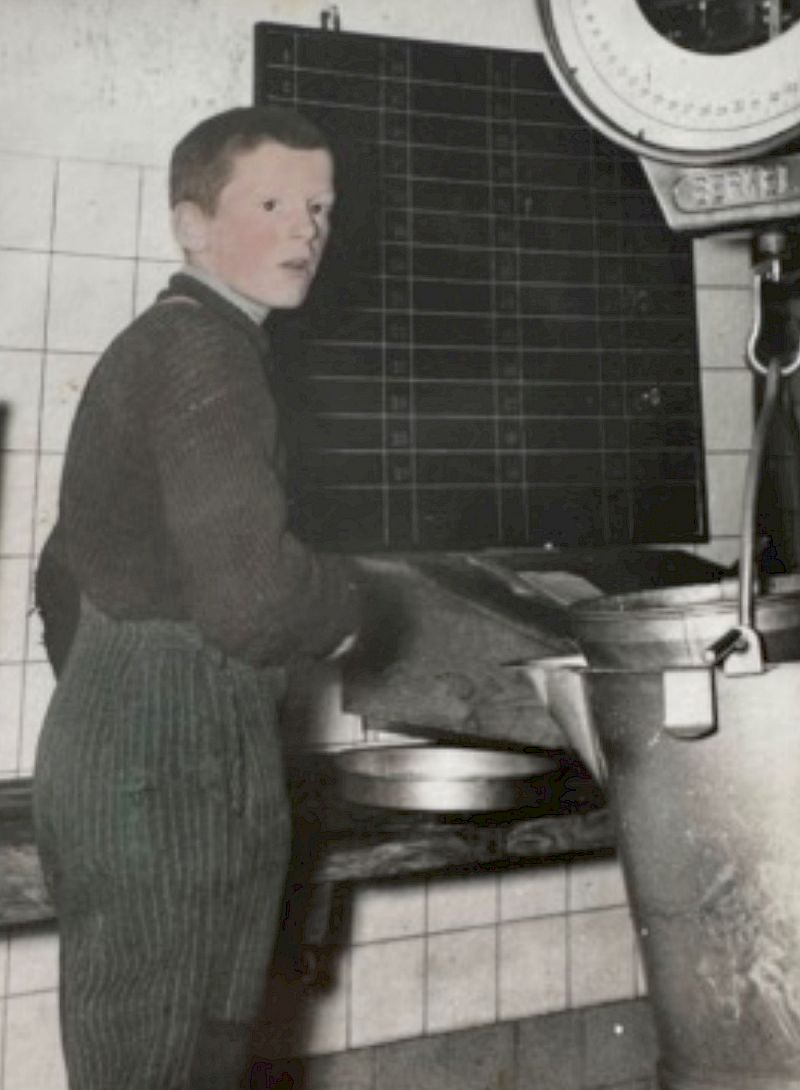 Alfons, ca. 13 jährig, in der Käserei.