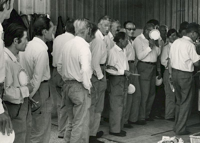 Insassen der Arbeitsanstalt Schachen an einem festlichen Anlass 1973.